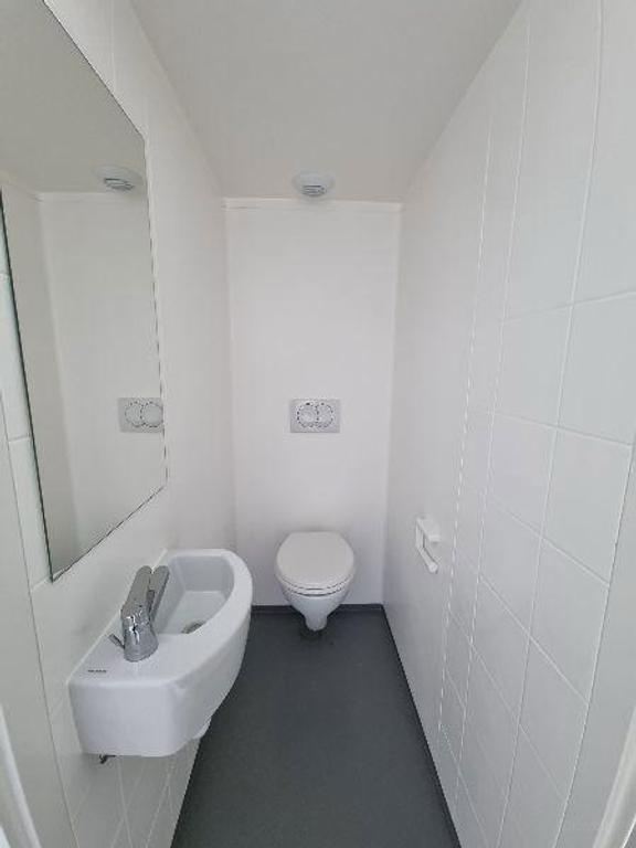 Central 2-Bedroom Apartment in Almere - Image 3