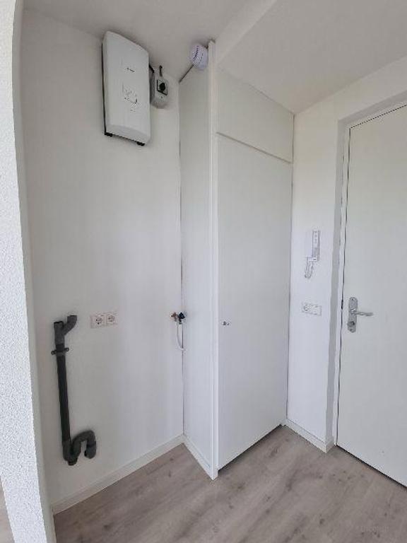 Central 2-Bedroom Apartment in Almere - Image 4