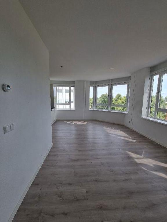 Central 2-Bedroom Apartment in Almere - Image 5