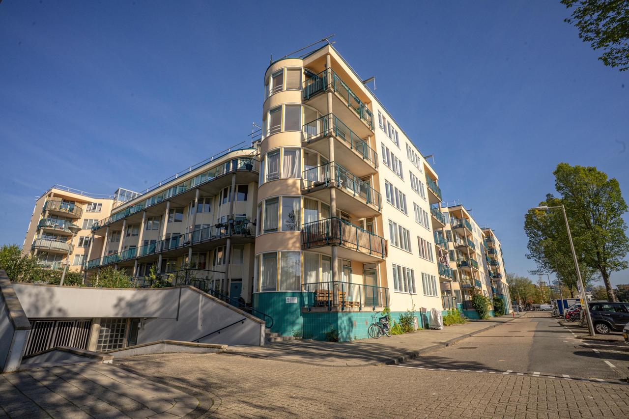 69 m² apartment with balcony in Spaarndammerbuurt - Image 1