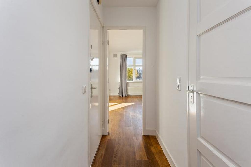 4-Room Apartment with Balcony in Amsterdam - Image 2