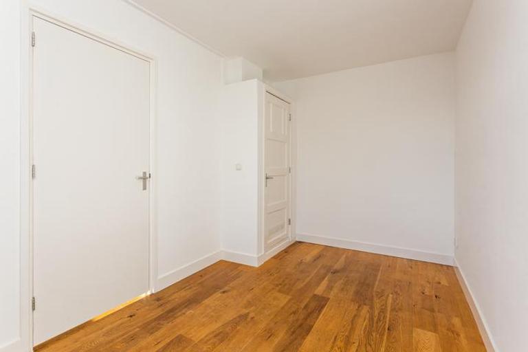 4-Room Apartment with Balcony in Amsterdam - Image 9
