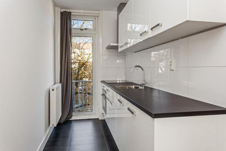 4-Room Apartment with Balcony in Amsterdam - Image 10