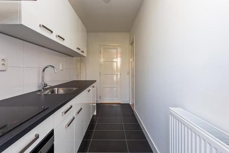 4-Room Apartment with Balcony in Amsterdam - Image 13