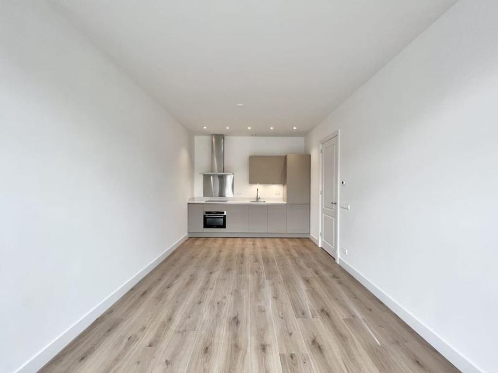 2-Bedroom Apartment with Balcony in Museum Quarter - Image 1
