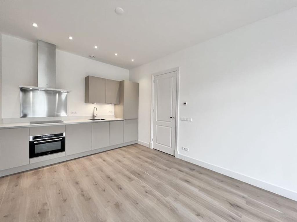 2-Bedroom Apartment with Balcony in Museum Quarter - Image 2
