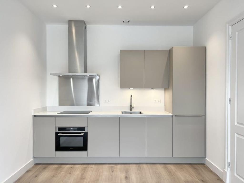 2-Bedroom Apartment with Balcony in Museum Quarter - Image 3