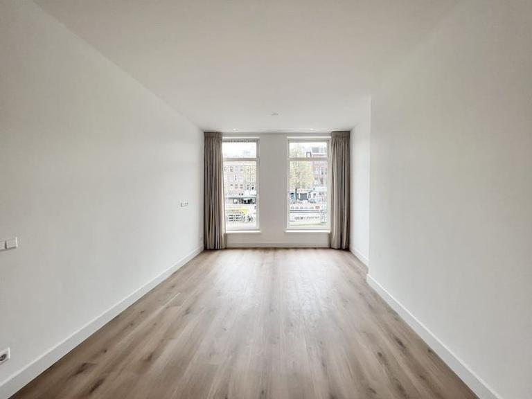 2-Bedroom Apartment with Balcony in Museum Quarter - Image 4