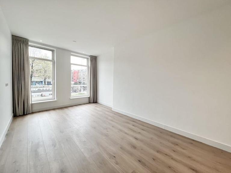 2-Bedroom Apartment with Balcony in Museum Quarter - Image 5