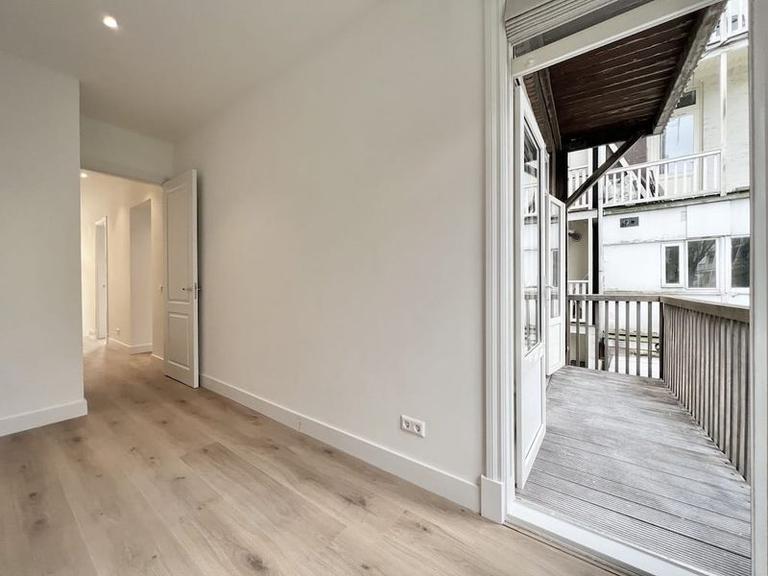 2-Bedroom Apartment with Balcony in Museum Quarter - Image 6