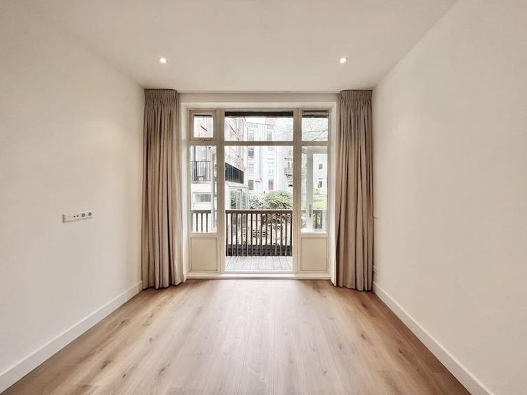 2-Bedroom Apartment with Balcony in Museum Quarter - Image 9