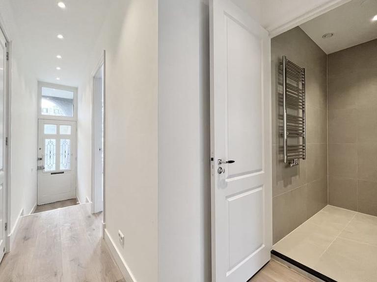 2-Bedroom Apartment with Balcony in Museum Quarter - Image 11