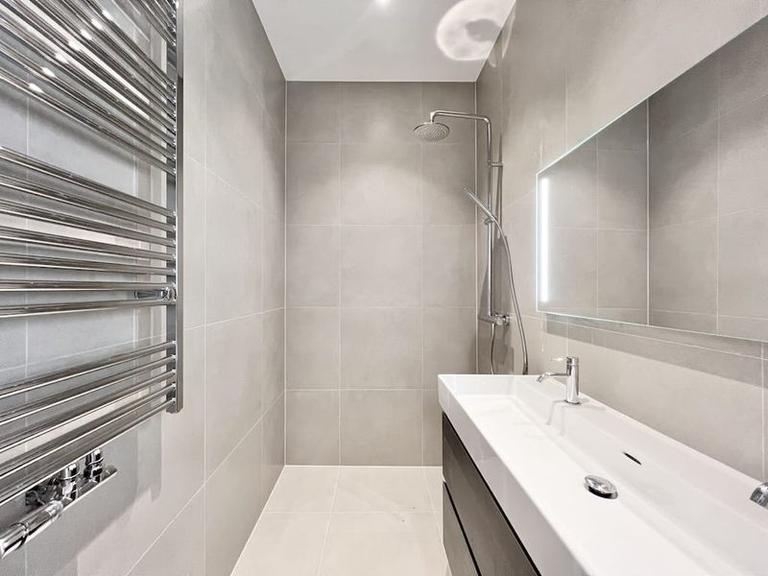 2-Bedroom Apartment with Balcony in Museum Quarter - Image 12