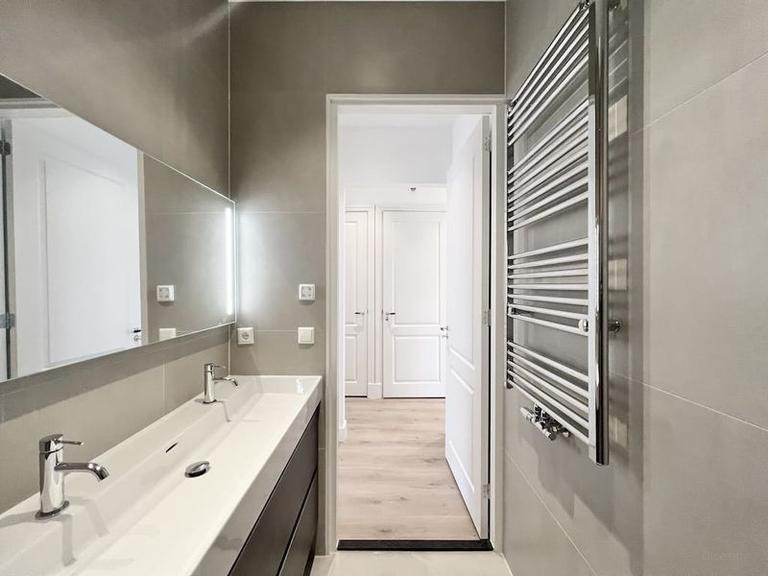 2-Bedroom Apartment with Balcony in Museum Quarter - Image 13