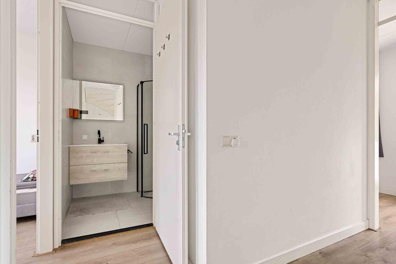 Furnished 5-Bedroom House in Gouda - Image 28