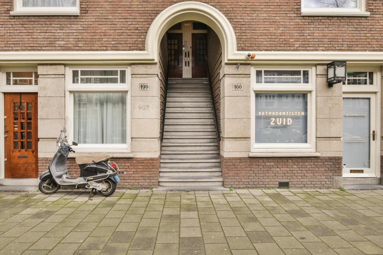 116 m² apartment with balcony in Oud-Zuid - Image 2