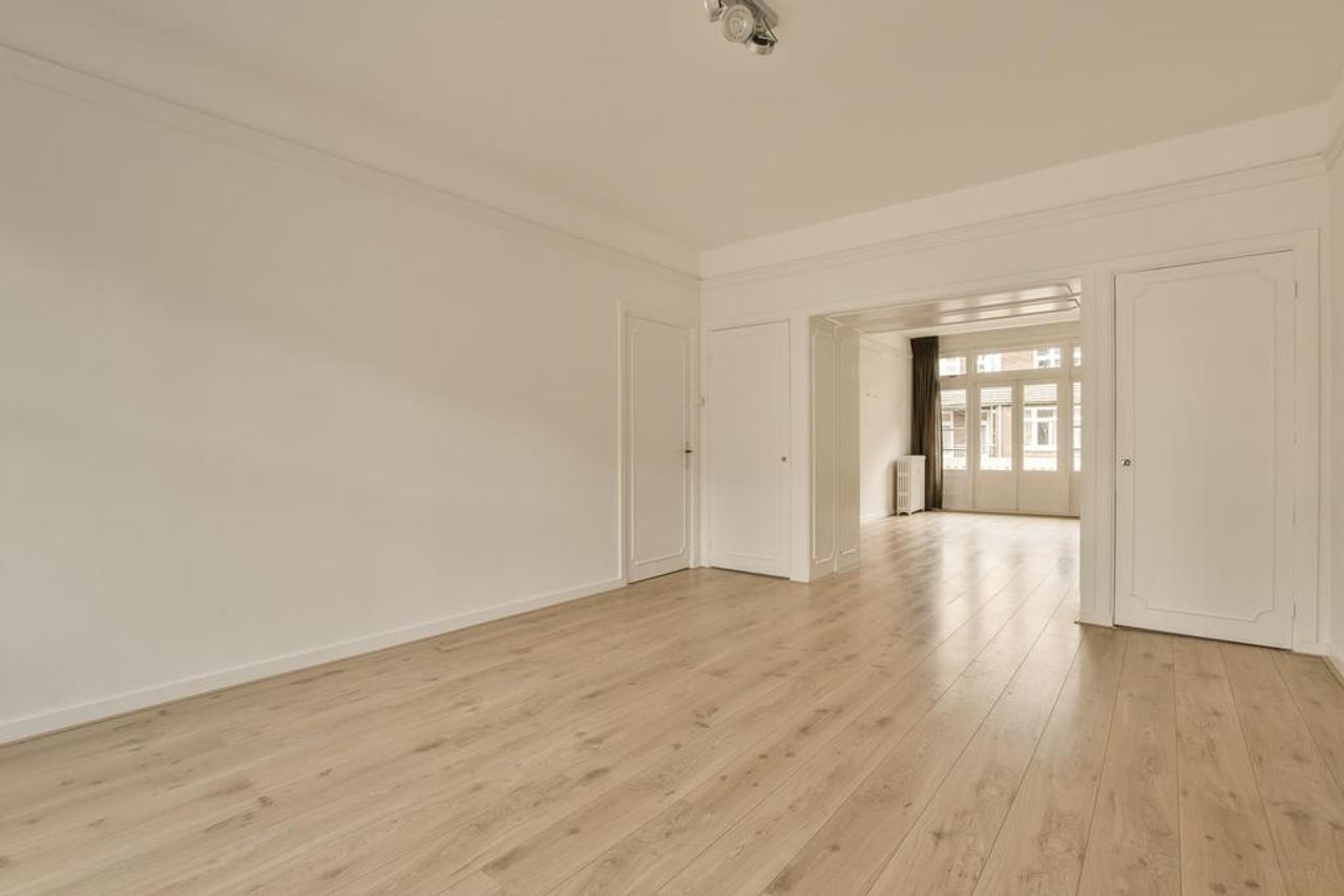 116 m² apartment with balcony in Oud-Zuid - Image 3