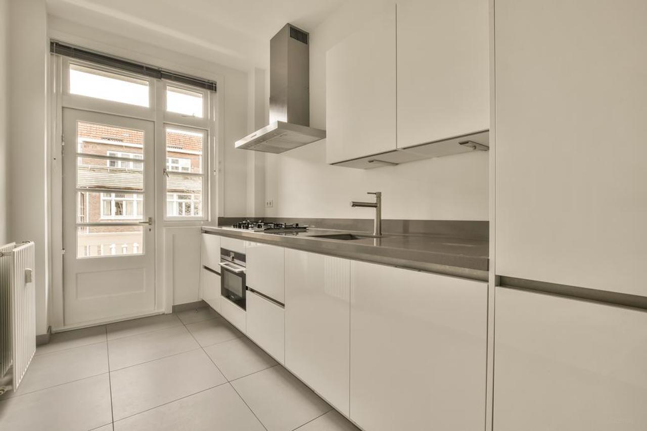 116 m² apartment with balcony in Oud-Zuid - Image 4