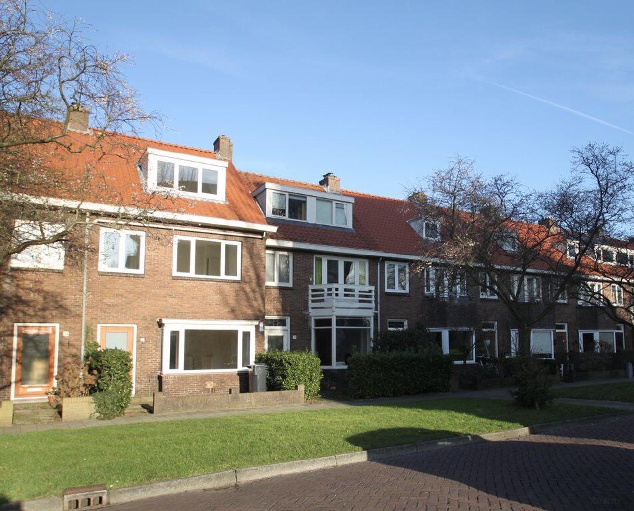 5-Bedroom Home in Haarlem - Image 1