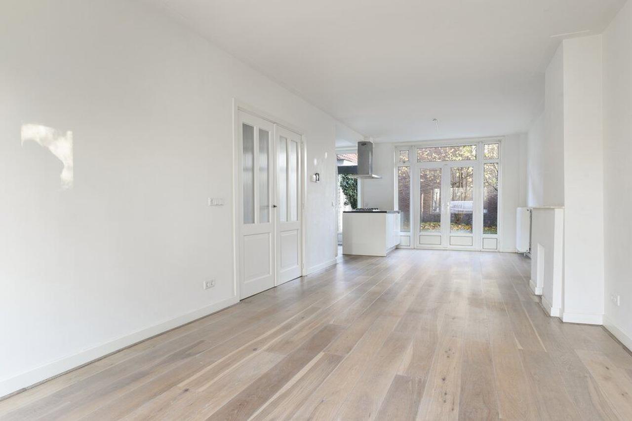 5-Bedroom Home in Haarlem - Image 3