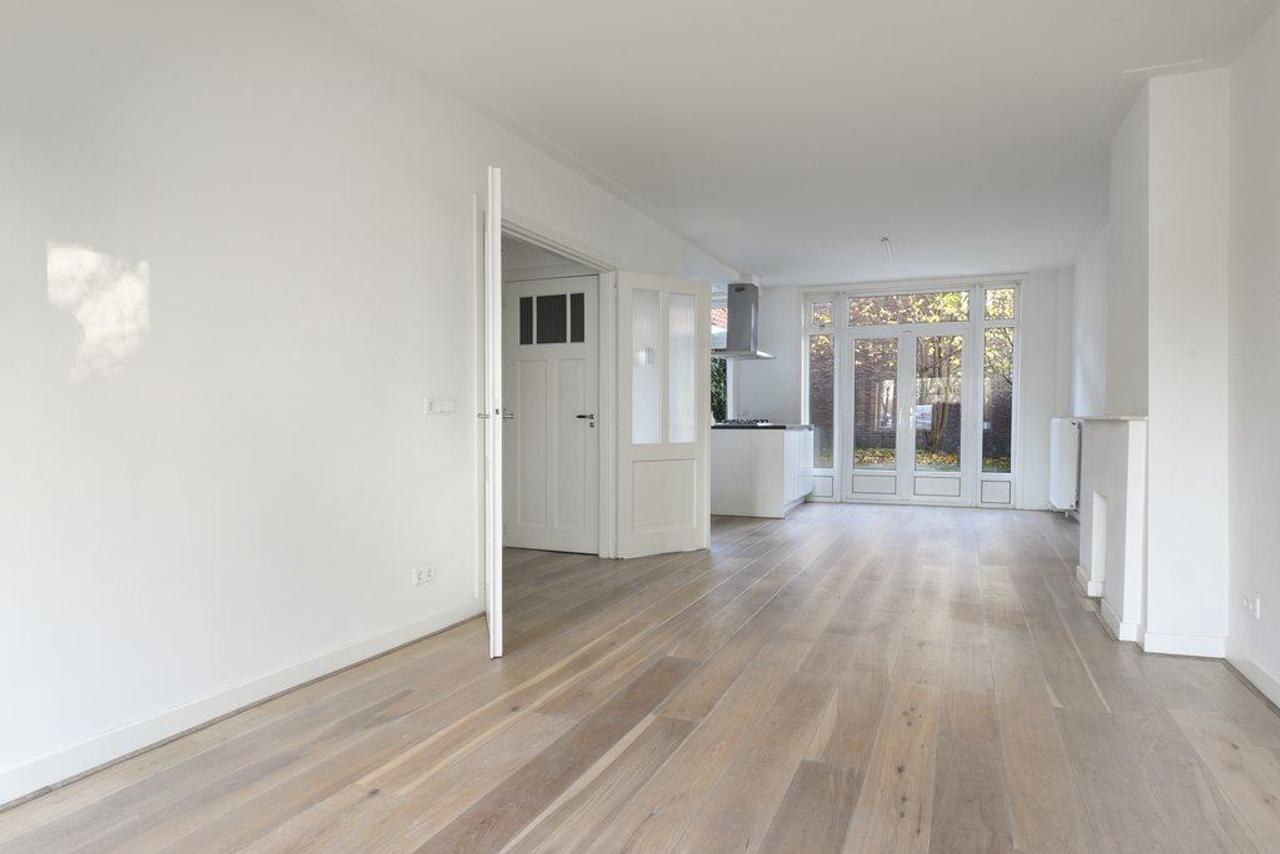 5-Bedroom Home in Haarlem - Image 4