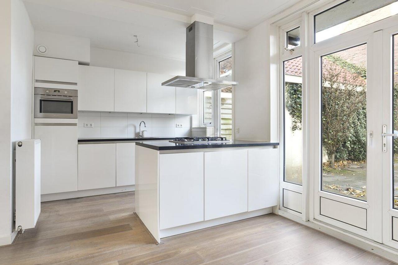 5-Bedroom Home in Haarlem - Image 5
