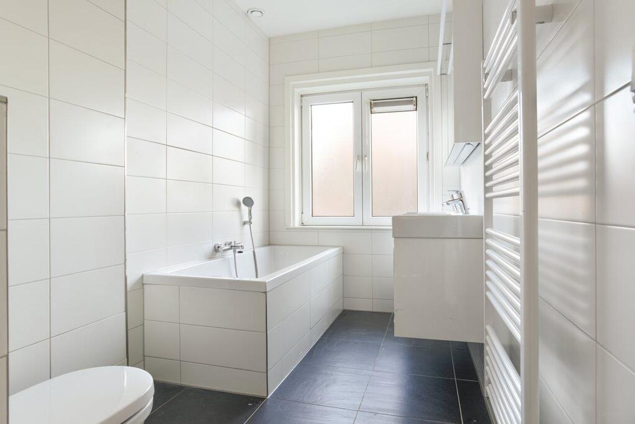 5-Bedroom Home in Haarlem - Image 6