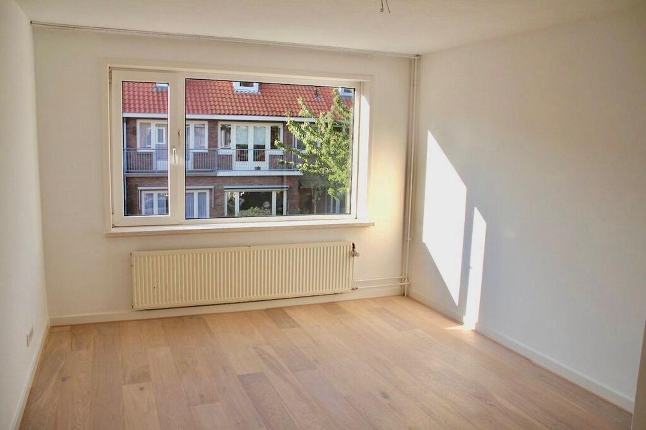 5-Bedroom Home in Haarlem - Image 8