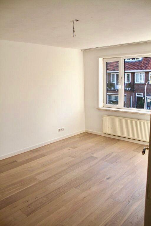 5-Bedroom Home in Haarlem - Image 9