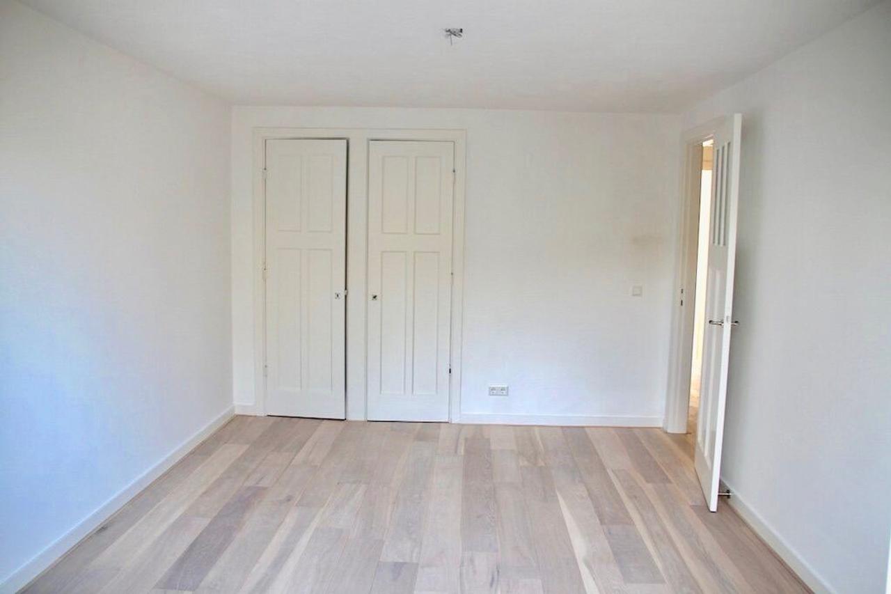 5-Bedroom Home in Haarlem - Image 12