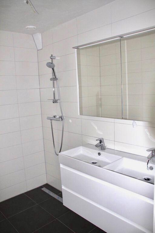 5-Bedroom Home in Haarlem - Image 13