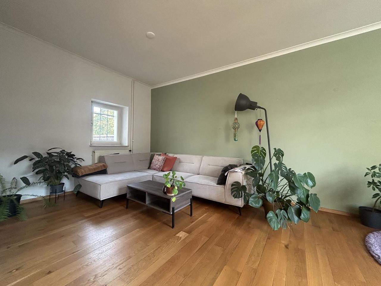 4-bedroom upper-floor apartment with roof terrace - Image 1