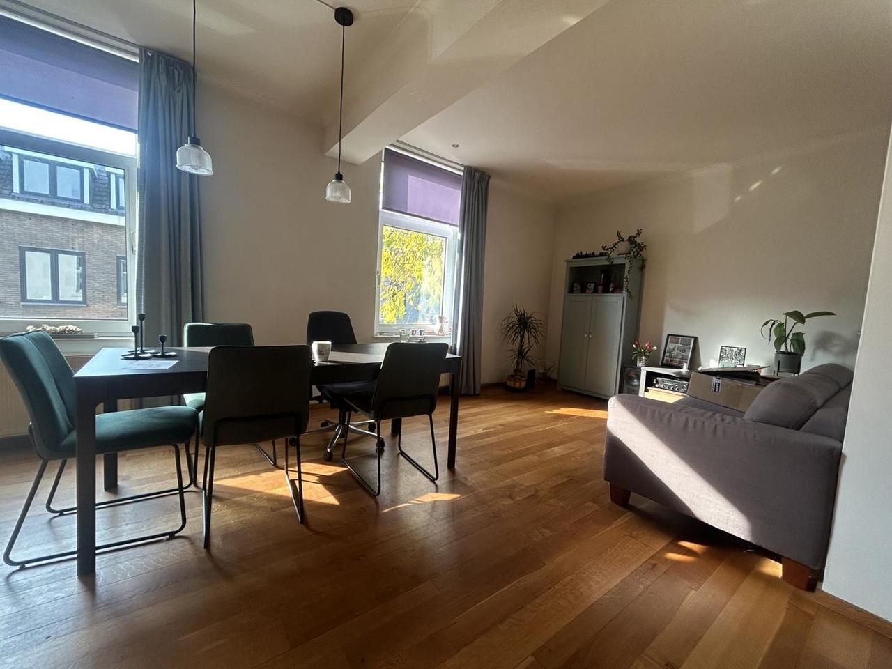 4-bedroom upper-floor apartment with roof terrace - Image 4