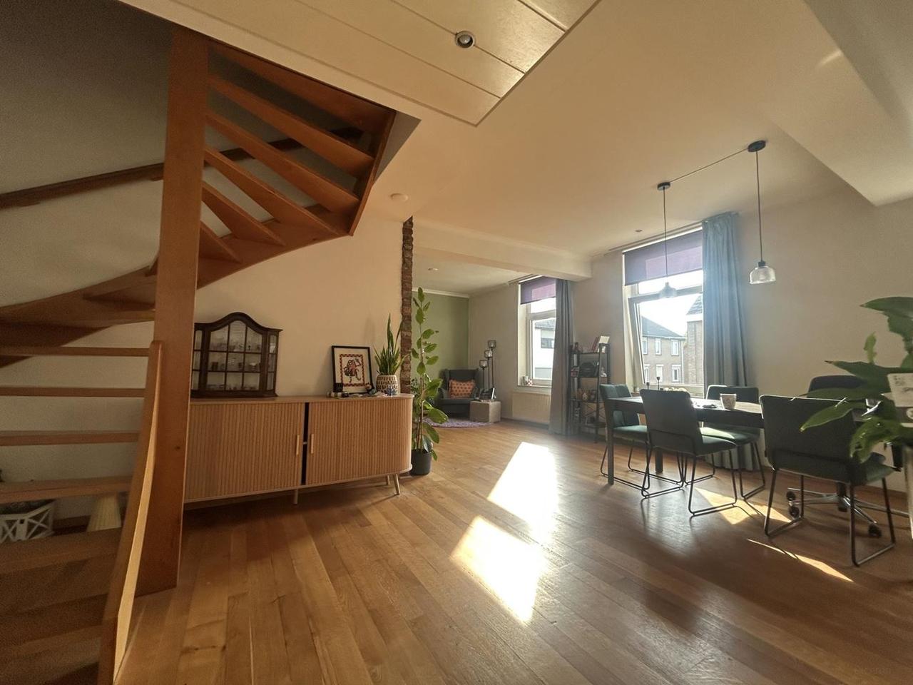 4-bedroom upper-floor apartment with roof terrace - Image 5