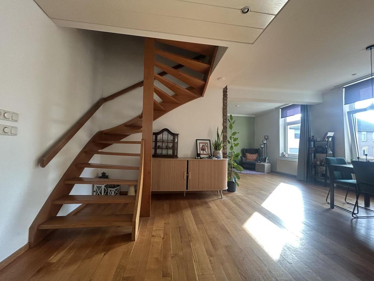 4-bedroom upper-floor apartment with roof terrace - Image 6