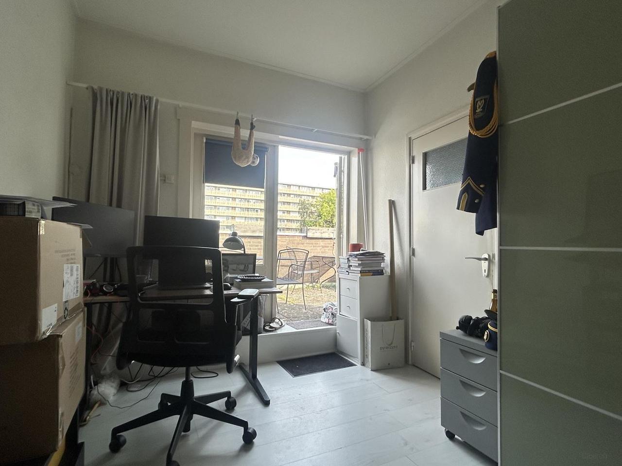 4-bedroom upper-floor apartment with roof terrace - Image 9