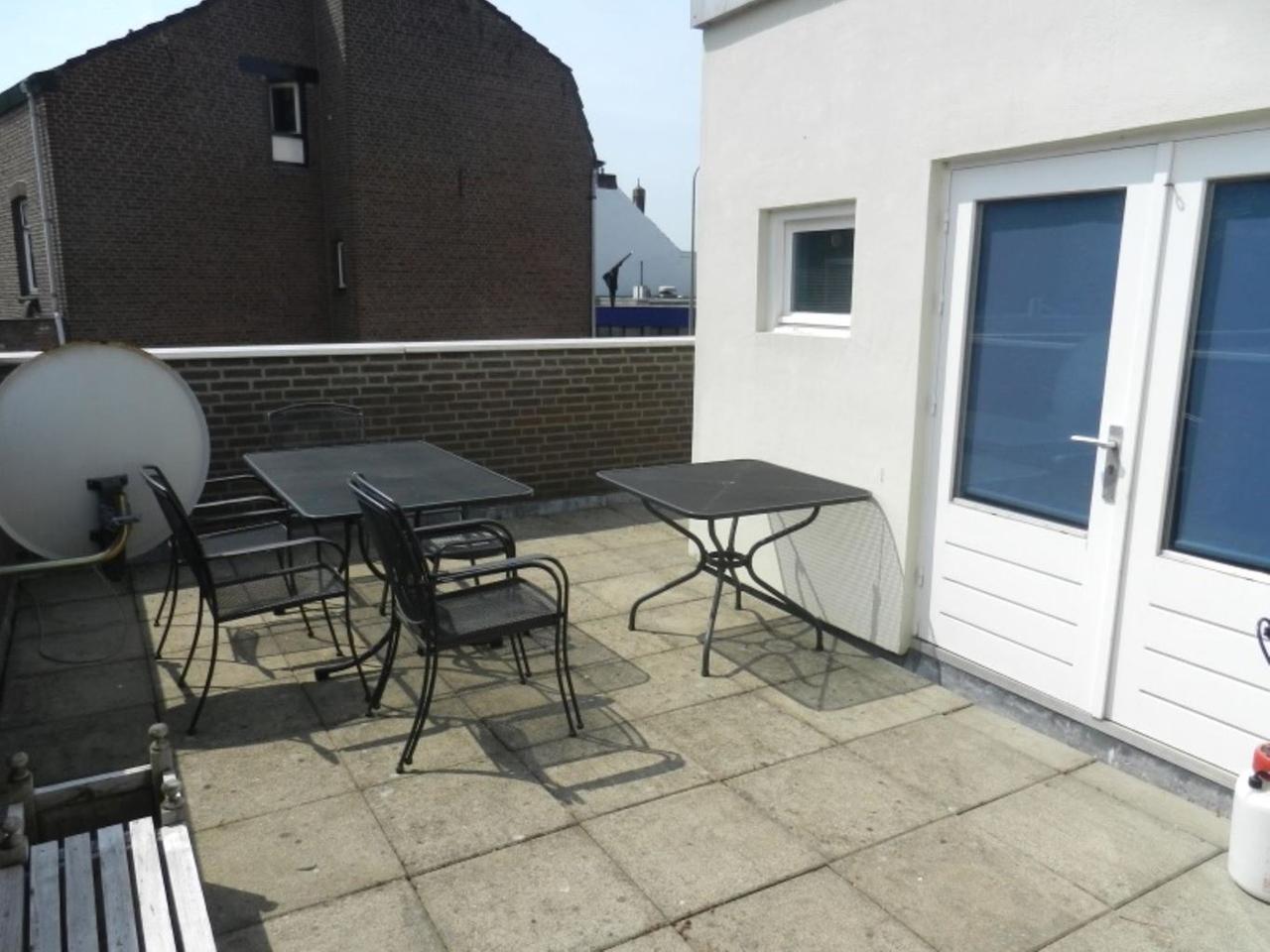 4-bedroom upper-floor apartment with roof terrace - Image 10