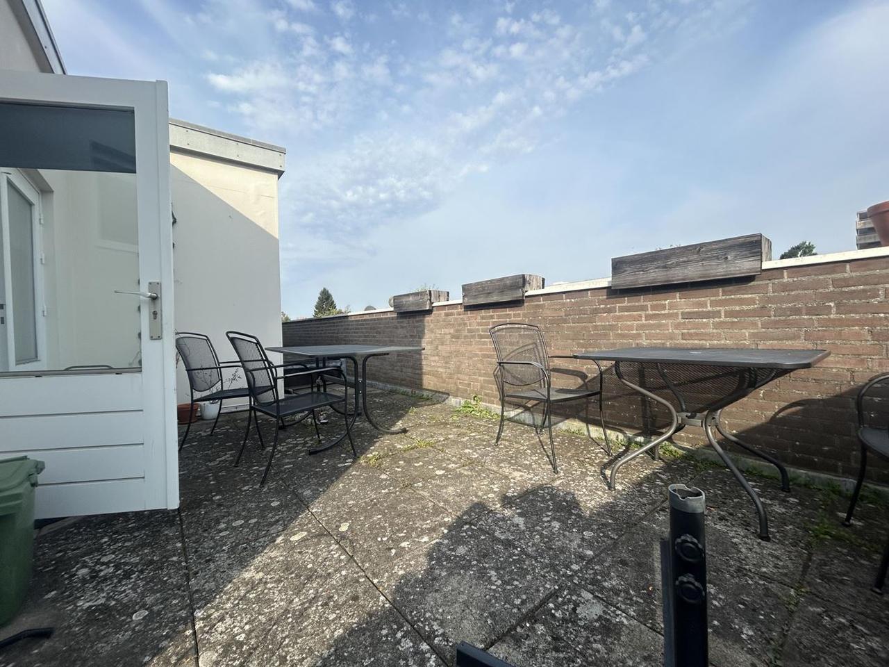 4-bedroom upper-floor apartment with roof terrace - Image 12
