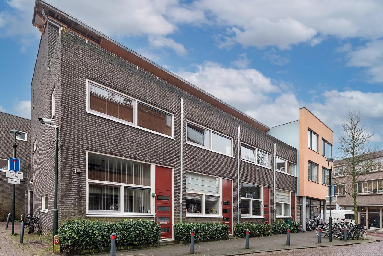 Stadswoning met dakterras en parkeerplaats - Afbeelding 1