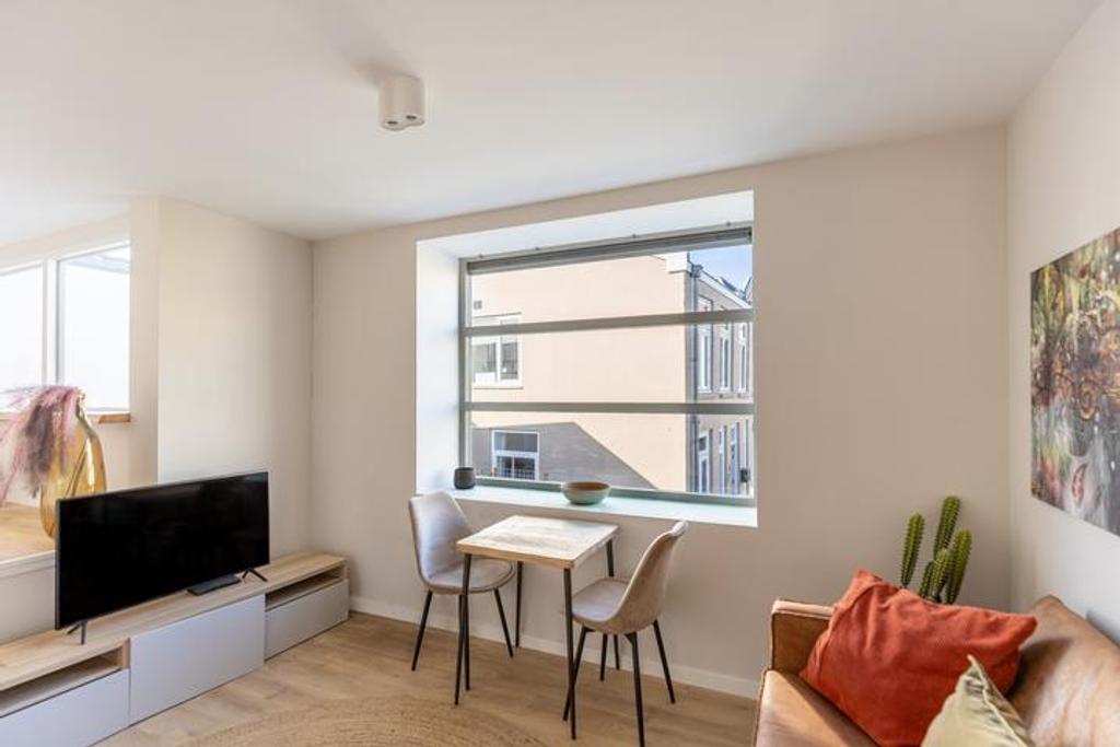 Gemeubileerd 2-kamerappartement met parkeerplek - Afbeelding 1