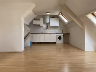 Licht studentenappartement op de topetage