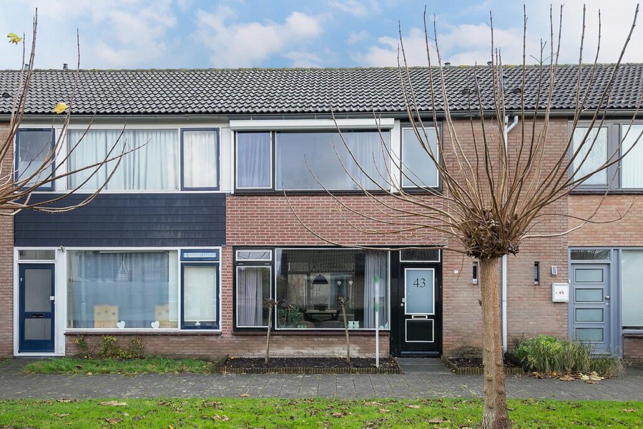 Tussenwoning met 3 slaapkamers en tuin - Afbeelding 1