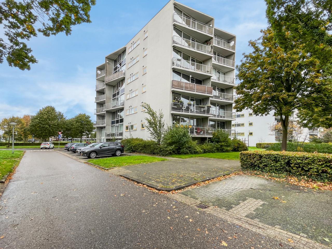 Gemeubileerd 3-kamerappartement met balkon - Afbeelding 1